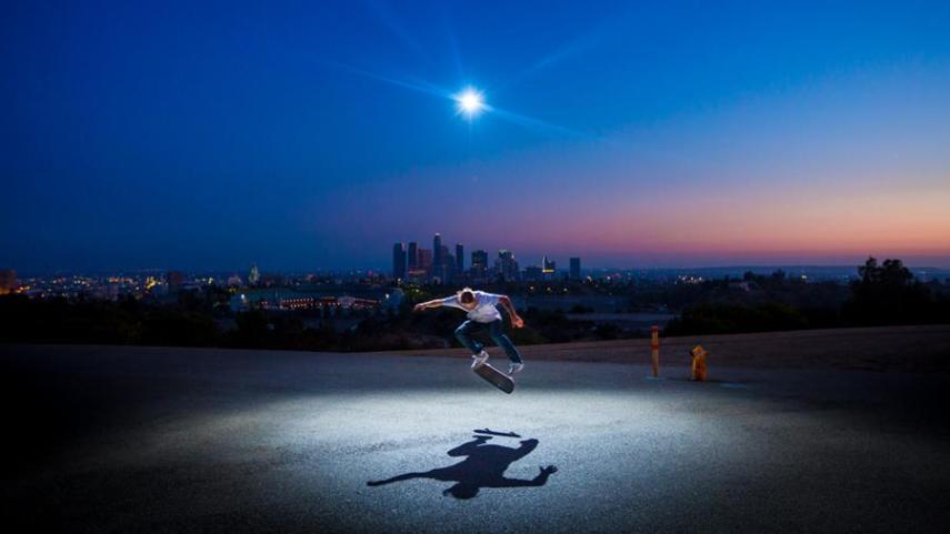 Jeffrey Moustache é um fotógrafo de Los Angeles que começou a usar drones em suas fotos e filmagens em 2013. No fim de 2014, ele resolveu usar o aparelho para um outro propósito. Ele adaptou um flash em um drone da DJI para conseguir resultados diferentes na iluminação de suas fotografias. Com o flash funcionando remotamente, ele pôde mudar o ângulo de iluminação de suas imagens.