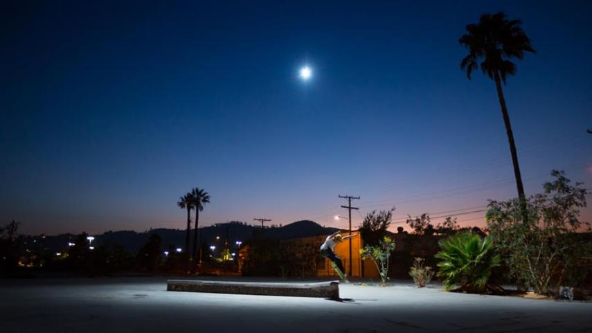 Jeffrey Moustache é um fotógrafo de Los Angeles que começou a usar drones em suas fotos e filmagens em 2013. No fim de 2014, ele resolveu usar o aparelho para um outro propósito. Ele adaptou um flash em um drone da DJI para conseguir resultados diferentes na iluminação de suas fotografias. Com o flash funcionando remotamente, ele pôde mudar o ângulo de iluminação de suas imagens.