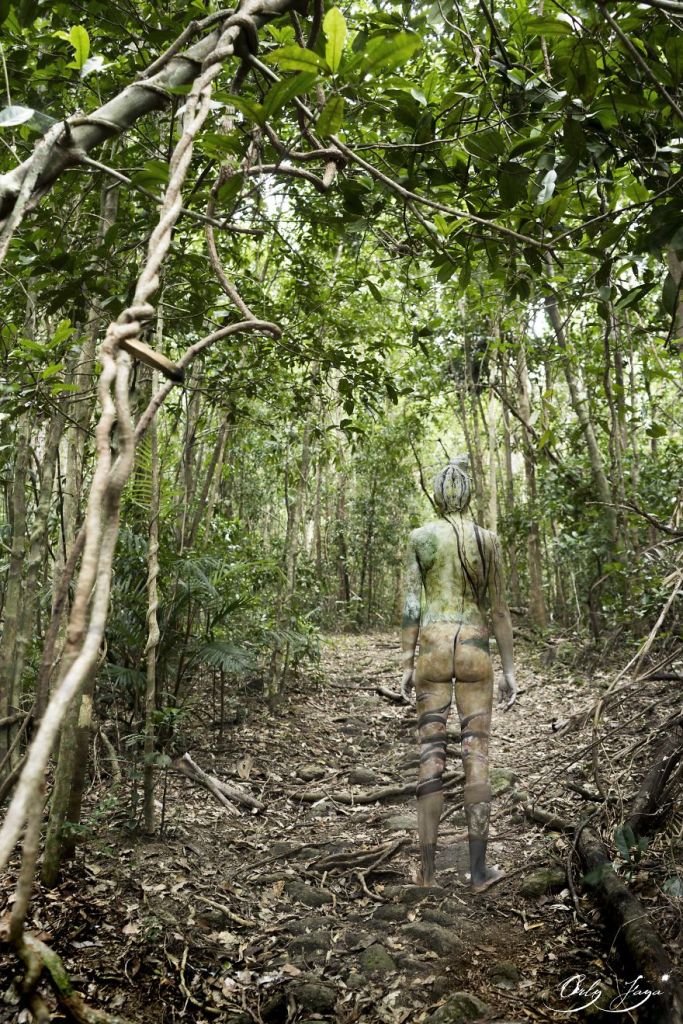 Artista 'camufla' modelos em meio a paisagem