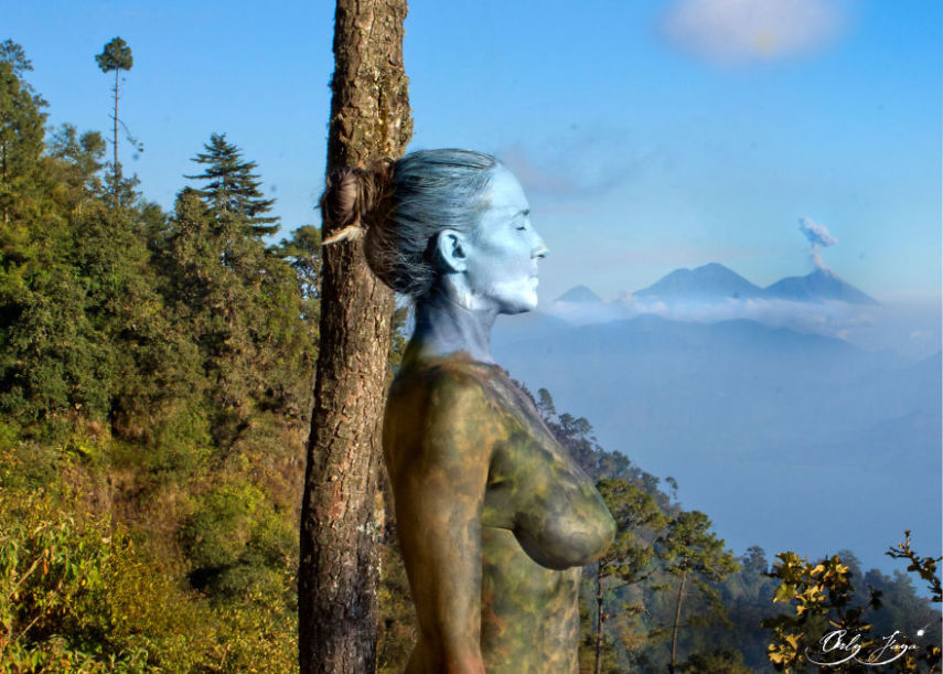 Artista 'camufla' modelos em meio a paisagem
