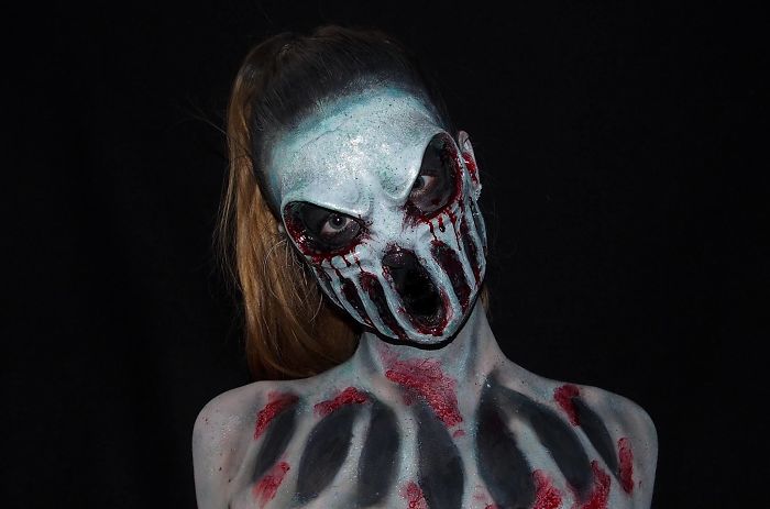 Lara Wirth, de apenas 16 anos, consegue transformar em realidade seus piores pesadelos. Que talento!