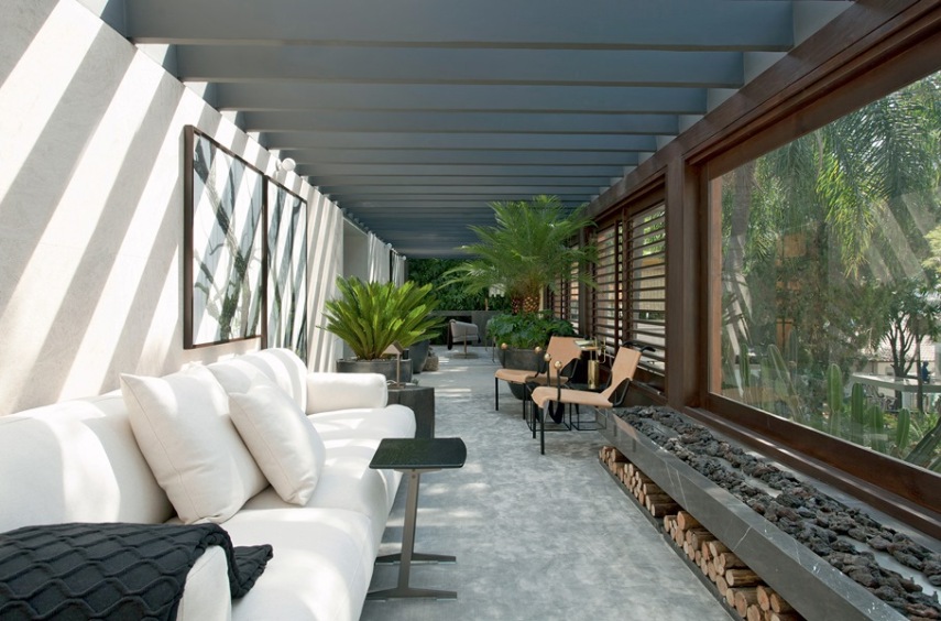 A arquiteta Joana Requião projetou o Terraço Gourmet com vidros transparentes em todo o teto e nas janelas móveis. Isto aproveita melhor a luz e a ventilação naturais