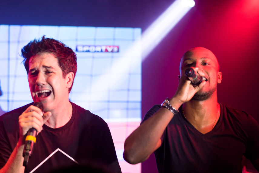 Thiaguinho e Rogério Flausino fazem som ao vivo em bar de São Paulo