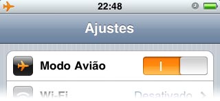 O modo avião desabilita várias funções de comunicação do celular que gastam bateria. Sem elas, é natural que haja um gasto menor durante o processo, ou seja, também carrega mais rápido.