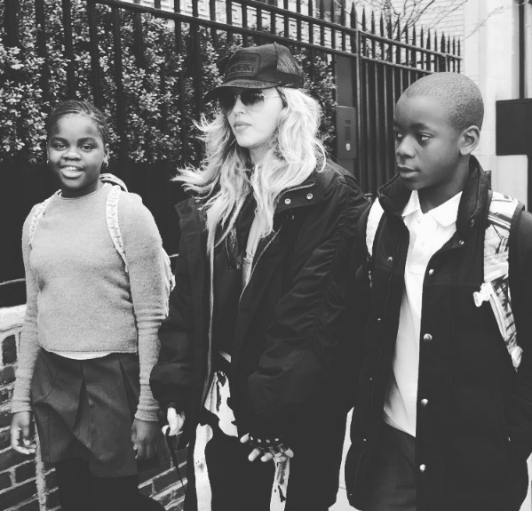 Madonna já era mãe biológica de Lourdes Maria e de Rocco, do casamento com Guy Ritchie, quando adotou David Banda, em 2006, no Malawi. Três anos depois, ela resolveu trazer Mercy James para entrar para a família