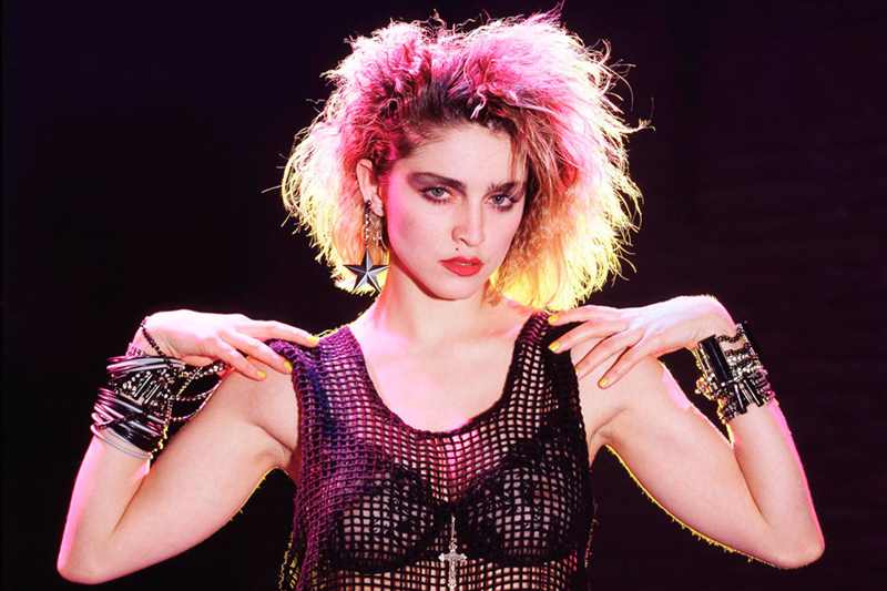 Quer mulher de mais atitude que Madonna? A diva pop é pioneira em diversos aspectos da música popular. Suas danças, letras ousadas e cheias de questões que incomodam a sociedade, como 'Like a Virgin' e 'Material Girl', fizeram dela A MULHER dos anos 80. Não tem pra ninguém