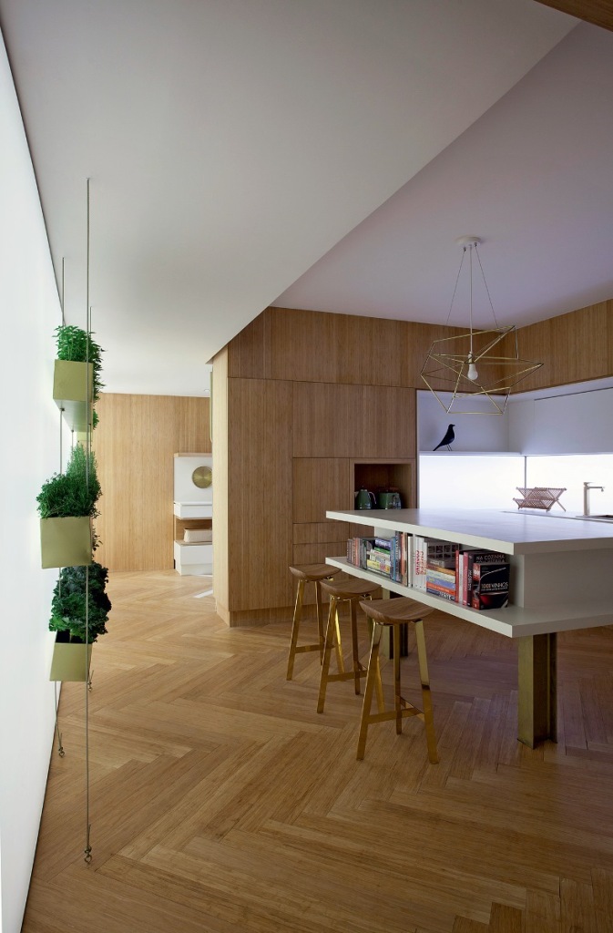 A cozinha da arquiteta Marilia Pellegrini usou bambu, uma madeira com alto potencial de reflorestamento, para revistir pisos e armários. Outra solução deste espaço é a horta, que reduz o consumo e deixa o espaço mais verde!