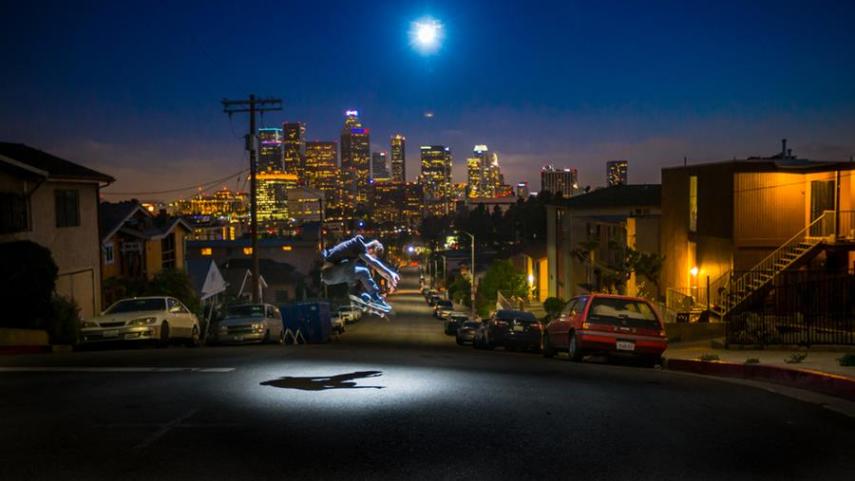 Jeffrey Moustache é um fotógrafo de Los Angeles que começou a usar drones em suas fotos e filmagens em 2013. No fim de 2014, ele resolveu usar o aparelho para um outro propósito.   Ele adaptou um flash em um drone da DJI para conseguir resultados diferentes na iluminação de suas fotografias. Com o flash funcionando remotamente, ele pôde  mudar o ângulo de iluminação de suas imagens.  