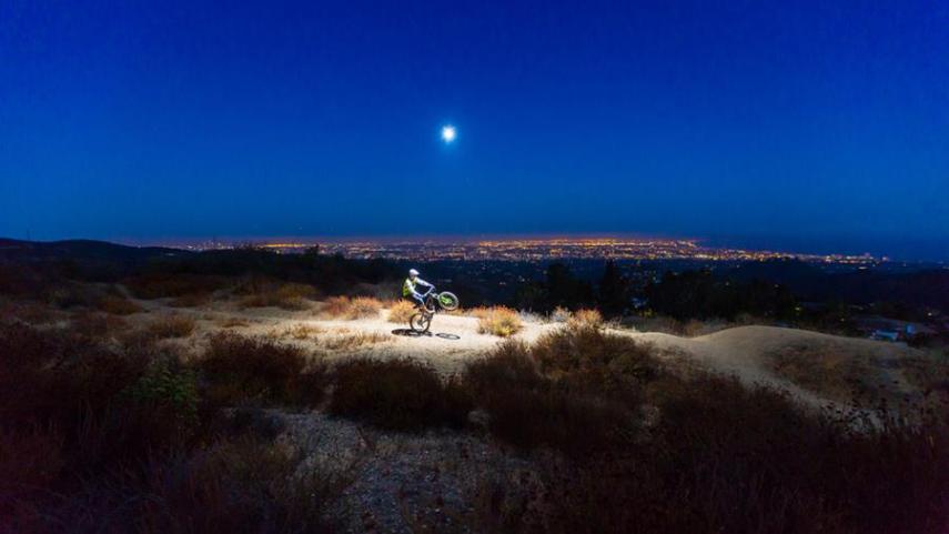 Jeffrey Moustache é um fotógrafo de Los Angeles que começou a usar drones em suas fotos e filmagens em 2013. No fim de 2014, ele resolveu usar o aparelho para um outro propósito. Ele adaptou um flash em um drone da DJI para conseguir resultados diferentes na iluminação de suas fotografias. Com o flash funcionando remotamente, ele pôde mudar o ângulo de iluminação de suas imagens.