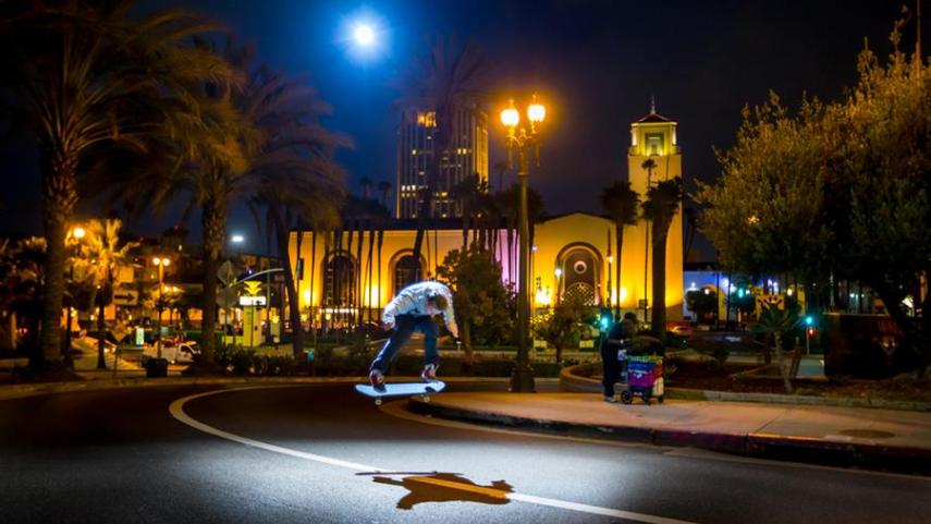 Jeffrey Moustache é um fotógrafo de Los Angeles que começou a usar drones em suas fotos e filmagens em 2013. No fim de 2014, ele resolveu usar o aparelho para um outro propósito. Ele adaptou um flash em um drone da DJI para conseguir resultados diferentes na iluminação de suas fotografias. Com o flash funcionando remotamente, ele pôde mudar o ângulo de iluminação de suas imagens.