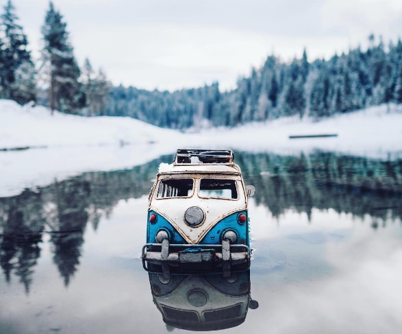 A fotógrafa Kim Leuenberger usa suas pequenas réplicas de veículos antigos para mostrar uma visão diferente dos lugares que visita