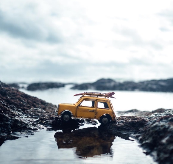 A fotógrafa Kim Leuenberger usa suas pequenas réplicas de veículos antigos para mostrar uma visão diferente dos lugares que visita