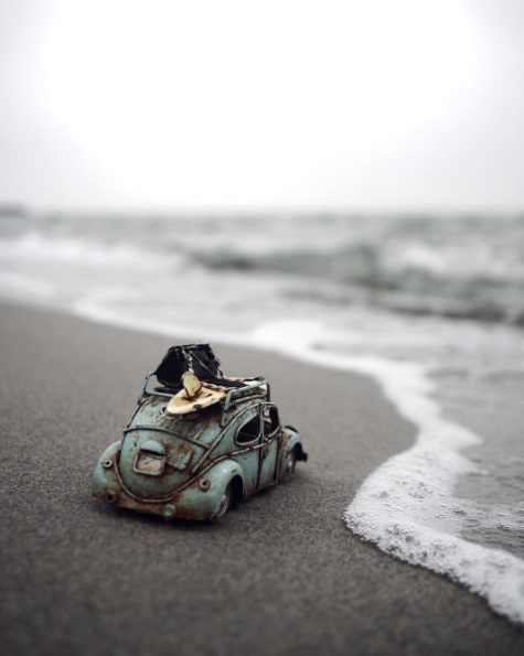 A fotógrafa Kim Leuenberger usa suas pequenas réplicas de veículos antigos para mostrar uma visão diferente dos lugares que visita