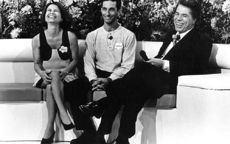 Estávamos falando de 'Beija Sapo', mas ele jamais existiria se não fosse o 'Namoro na TV'. Apresentado por Silvio Santos, foi um grande sucesso dos anos 80 no SBT que trazia casais em crise aos estúdios para resolver seus problemas e reacender a chama da relação. Lindo, não?