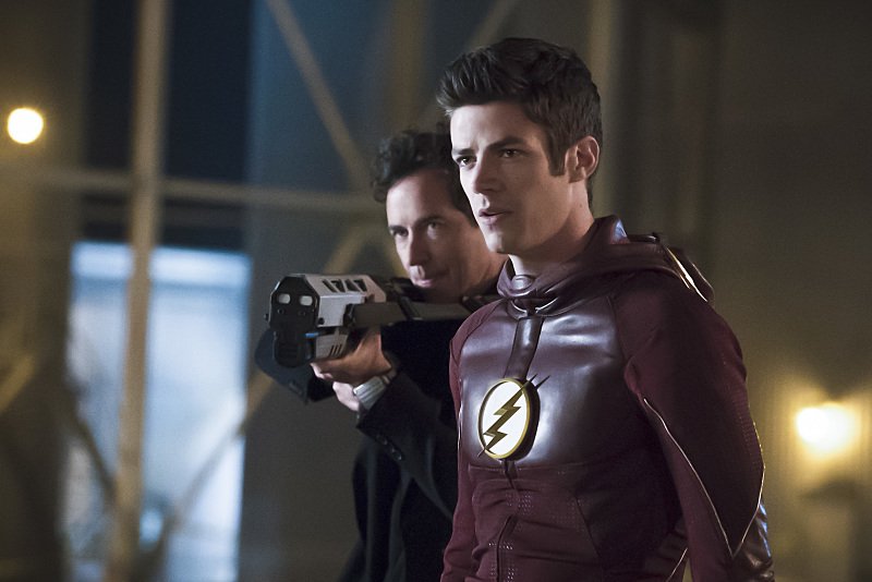 Dr. Harrison Wells (Tom Cavanagh) e Barry Allen (Grant Gustin)