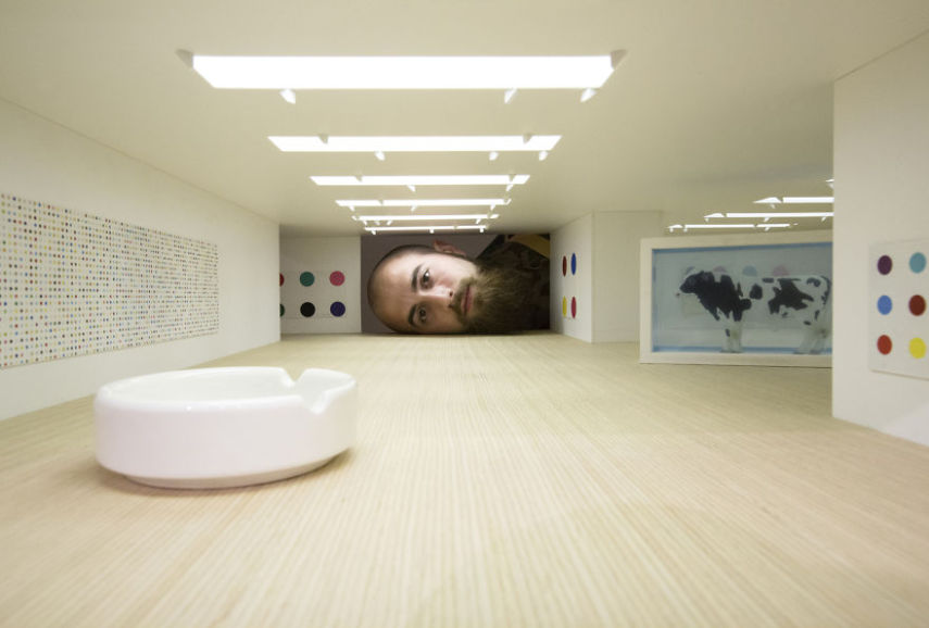 O artista Tezi Gabunia criou o projeto Put Your Head Into Gallery, que quer fazer uma reflexão sobre as características básicas do mundo contemporâneo