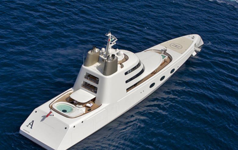 Você faz parte da população que vive o sonho do iate próprio? Pois então fique ligado na oferta a seguir. O bilionário russo Andrey Melnichenko está pronto para se desfazer do seu badalado iate Superyatch, de acordo com o site SuperYatchFan. O preço? US$ 300 milhões. O russo se prepara para comprar outra embarcação, desta vez por US$ 400 milhões, também projetada pelo designer francês Philippe Starck. Construído em 2008 pela Blohm + Voss, o iate tem 119 metros de comprimento e é considerado um dos mais exóticos no mundo marítimo, principalmente pelo seu design arrojado inspirado em um submarino. A embarcação possui dois motores a diesl MAN RK280, capazes de gerar 6035 cavalos. Nele, é possível viajar 14 pessoas tranquilamente em seus quartos, que incluem seis suítes. O barco também é capaz de carregar uma equipe de 37 funcionários.