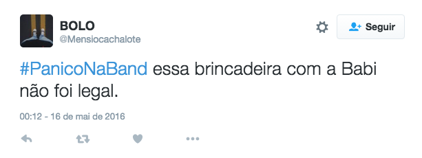 O Pânico na Band fez uma pegadinha com Babi Muniz, panicat que lançou recentemente carreira como funkeira, para marcar seu aniversário. Após sair de um show, ela foi surpreendida em seu camarim pelo seu segurança, que na verdade era um ator fingindo discutir com sua suposta esposa ao telefone que dizia tê-lo traído.  Ao presenciar a discussão, ela se assusta, principalmente quando homem saca uma arma e diz que vai se matar. Babi tenta intervir e convencer o rapaz a não fazer nada, chegando até a se oferecer para conversar com sua mulher ao celular.  O ator então puxa o gatilho e com efeitos especiais, chega a deixar um rastro de sangue na parede. Trancada no camarim, ela se desespera e pede por ajuda, até que a equipe do Pânico entra no cômodo e fala sobre a brincadeira. Nitidamente constrangida, ela demora a aceitar a pegadinha.  No Twitter, alguns internautas criticaram o exagero da atração ao mostrar uma simulação tão intensa e outros alegaram ser uma atuação falsa.  O que você achou?