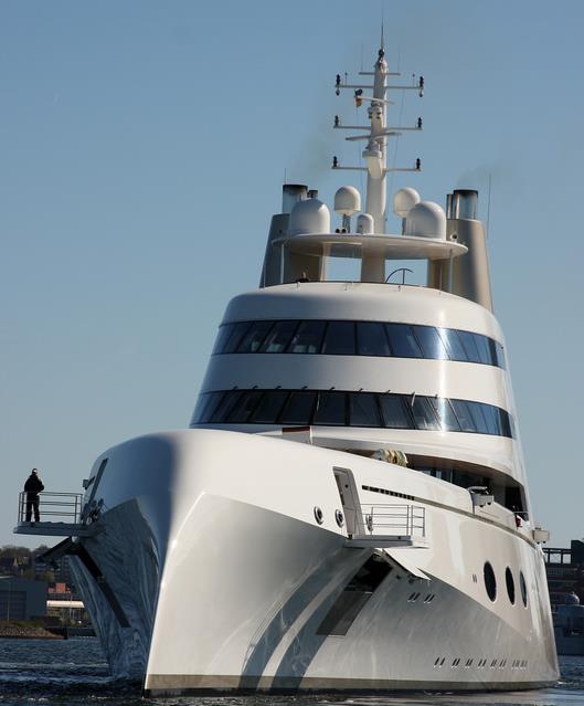 Você faz parte da população que vive o sonho do iate próprio? Pois então fique ligado na oferta a seguir. O bilionário russo Andrey Melnichenko está pronto para se desfazer do seu badalado iate Superyatch, de acordo com o site SuperYatchFan. O preço? US$ 300 milhões.  O russo se prepara para comprar outra embarcação, desta vez por US$ 400 milhões, também projetada pelo designer francês Philippe Starck.    Construído em 2008 pela Blohm + Voss, o iate tem 119 metros de comprimento e é considerado um dos mais exóticos no mundo marítimo, principalmente pelo seu design arrojado inspirado em um submarino.   A embarcação possui dois motores a diesl MAN RK280, capazes de gerar 6035 cavalos. Nele, é possível viajar 14 pessoas tranquilamente em seus quartos, que incluem seis suítes. O barco também é capaz de carregar uma equipe de 37 funcionários.