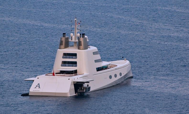 Você faz parte da população que vive o sonho do iate próprio? Pois então fique ligado na oferta a seguir. O bilionário russo Andrey Melnichenko está pronto para se desfazer do seu badalado iate Superyatch, de acordo com o site SuperYatchFan. O preço? US$ 300 milhões.  O russo se prepara para comprar outra embarcação, desta vez por US$ 400 milhões, também projetada pelo designer francês Philippe Starck.    Construído em 2008 pela Blohm + Voss, o iate tem 119 metros de comprimento e é considerado um dos mais exóticos no mundo marítimo, principalmente pelo seu design arrojado inspirado em um submarino.   A embarcação possui dois motores a diesl MAN RK280, capazes de gerar 6035 cavalos. Nele, é possível viajar 14 pessoas tranquilamente em seus quartos, que incluem seis suítes. O barco também é capaz de carregar uma equipe de 37 funcionários.
