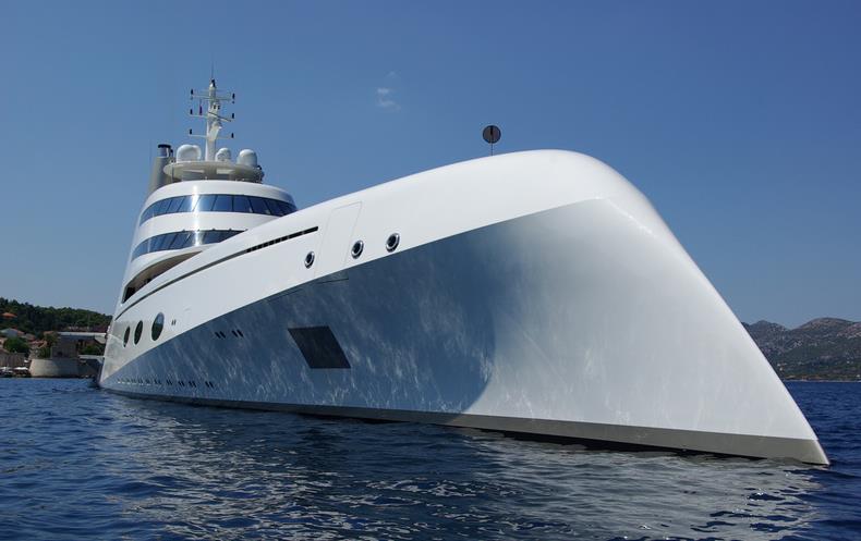 Você faz parte da população que vive o sonho do iate próprio? Pois então fique ligado na oferta a seguir. O bilionário russo Andrey Melnichenko está pronto para se desfazer do seu badalado iate Superyatch, de acordo com o site SuperYatchFan. O preço? US$ 300 milhões.  O russo se prepara para comprar outra embarcação, desta vez por US$ 400 milhões, também projetada pelo designer francês Philippe Starck.    Construído em 2008 pela Blohm + Voss, o iate tem 119 metros de comprimento e é considerado um dos mais exóticos no mundo marítimo, principalmente pelo seu design arrojado inspirado em um submarino.   A embarcação possui dois motores a diesl MAN RK280, capazes de gerar 6035 cavalos. Nele, é possível viajar 14 pessoas tranquilamente em seus quartos, que incluem seis suítes. O barco também é capaz de carregar uma equipe de 37 funcionários.