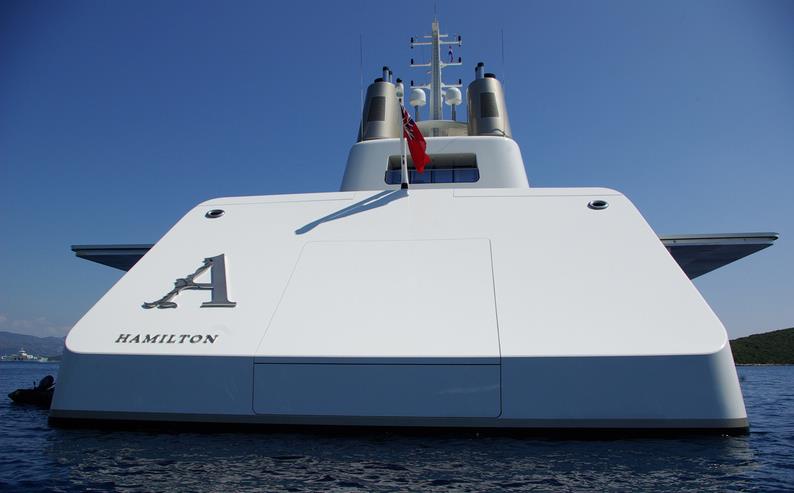 Você faz parte da população que vive o sonho do iate próprio? Pois então fique ligado na oferta a seguir. O bilionário russo Andrey Melnichenko está pronto para se desfazer do seu badalado iate Superyatch, de acordo com o site SuperYatchFan. O preço? US$ 300 milhões. O russo se prepara para comprar outra embarcação, desta vez por US$ 400 milhões, também projetada pelo designer francês Philippe Starck. Construído em 2008 pela Blohm + Voss, o iate tem 119 metros de comprimento e é considerado um dos mais exóticos no mundo marítimo, principalmente pelo seu design arrojado inspirado em um submarino. A embarcação possui dois motores a diesl MAN RK280, capazes de gerar 6035 cavalos. Nele, é possível viajar 14 pessoas tranquilamente em seus quartos, que incluem seis suítes. O barco também é capaz de carregar uma equipe de 37 funcionários.