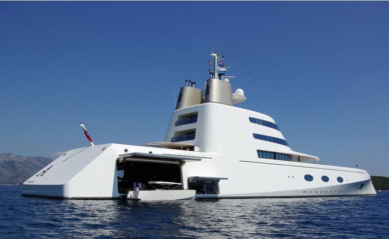 Você faz parte da população que vive o sonho do iate próprio? Pois então fique ligado na oferta a seguir. O bilionário russo Andrey Melnichenko está pronto para se desfazer do seu badalado iate Superyatch, de acordo com o site SuperYatchFan. O preço? US$ 300 milhões. O russo se prepara para comprar outra embarcação, desta vez por US$ 400 milhões, também projetada pelo designer francês Philippe Starck. Construído em 2008 pela Blohm + Voss, o iate tem 119 metros de comprimento e é considerado um dos mais exóticos no mundo marítimo, principalmente pelo seu design arrojado inspirado em um submarino. A embarcação possui dois motores a diesl MAN RK280, capazes de gerar 6035 cavalos. Nele, é possível viajar 14 pessoas tranquilamente em seus quartos, que incluem seis suítes. O barco também é capaz de carregar uma equipe de 37 funcionários.