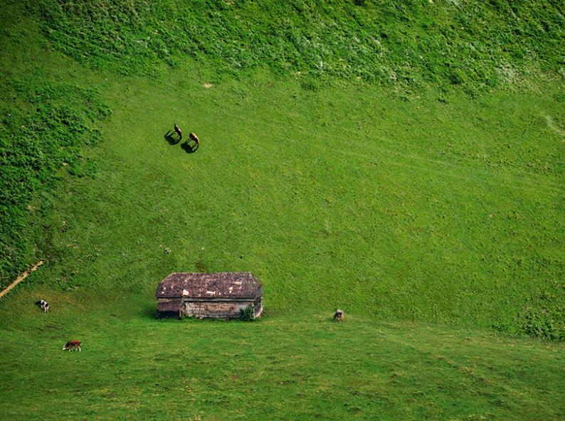 Laurent Rosset é um fotógrafo e arquiteto italiano com um grande talento para manipulação de imagens. Com sua experiência em observação e design, ele usa sua imaginação na hora de editar retratos simples para transformá-los em paisagens hipnóticas que certamente irão te desorientar por alguns segundos.  Usando recursos de montagem e distorção, ele muda ângulos das imagens e força nossa percepção a buscar uma nova compreensão do que já esperamos ver em uma imagem de uma paisagem qualquer.  Alguns retratos lembram muito cenários surreais do filme A Origem, de Christopher Nolan. Para acompanhar o trabalho de Laurent Rosset, siga no Instagram.