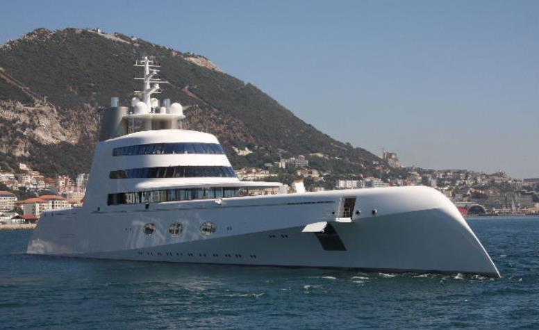 Você faz parte da população que vive o sonho do iate próprio? Pois então fique ligado na oferta a seguir. O bilionário russo Andrey Melnichenko está pronto para se desfazer do seu badalado iate Superyatch, de acordo com o site SuperYatchFan. O preço? US$ 300 milhões. O russo se prepara para comprar outra embarcação, desta vez por US$ 400 milhões, também projetada pelo designer francês Philippe Starck. Construído em 2008 pela Blohm + Voss, o iate tem 119 metros de comprimento e é considerado um dos mais exóticos no mundo marítimo, principalmente pelo seu design arrojado inspirado em um submarino. A embarcação possui dois motores a diesl MAN RK280, capazes de gerar 6035 cavalos. Nele, é possível viajar 14 pessoas tranquilamente em seus quartos, que incluem seis suítes. O barco também é capaz de carregar uma equipe de 37 funcionários.