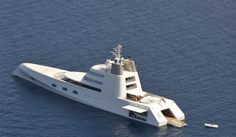 Você faz parte da população que vive o sonho do iate próprio? Pois então fique ligado na oferta a seguir. O bilionário russo Andrey Melnichenko está pronto para se desfazer do seu badalado iate Superyatch, de acordo com o site SuperYatchFan. O preço? US$ 300 milhões.  O russo se prepara para comprar outra embarcação, desta vez por US$ 400 milhões, também projetada pelo designer francês Philippe Starck.    Construído em 2008 pela Blohm + Voss, o iate tem 119 metros de comprimento e é considerado um dos mais exóticos no mundo marítimo, principalmente pelo seu design arrojado inspirado em um submarino.   A embarcação possui dois motores a diesl MAN RK280, capazes de gerar 6035 cavalos. Nele, é possível viajar 14 pessoas tranquilamente em seus quartos, que incluem seis suítes. O barco também é capaz de carregar uma equipe de 37 funcionários.