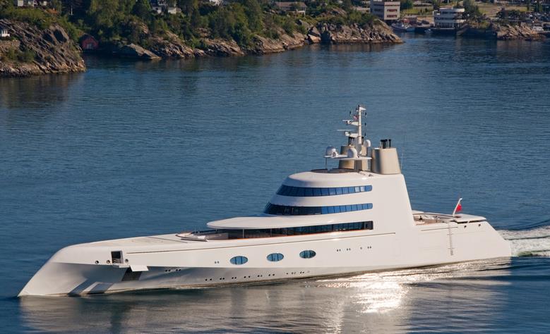 Você faz parte da população que vive o sonho do iate próprio? Pois então fique ligado na oferta a seguir. O bilionário russo Andrey Melnichenko está pronto para se desfazer do seu badalado iate Superyatch, de acordo com o site SuperYatchFan. O preço? US$ 300 milhões.  O russo se prepara para comprar outra embarcação, desta vez por US$ 400 milhões, também projetada pelo designer francês Philippe Starck.    Construído em 2008 pela Blohm + Voss, o iate tem 119 metros de comprimento e é considerado um dos mais exóticos no mundo marítimo, principalmente pelo seu design arrojado inspirado em um submarino.   A embarcação possui dois motores a diesl MAN RK280, capazes de gerar 6035 cavalos. Nele, é possível viajar 14 pessoas tranquilamente em seus quartos, que incluem seis suítes. O barco também é capaz de carregar uma equipe de 37 funcionários.