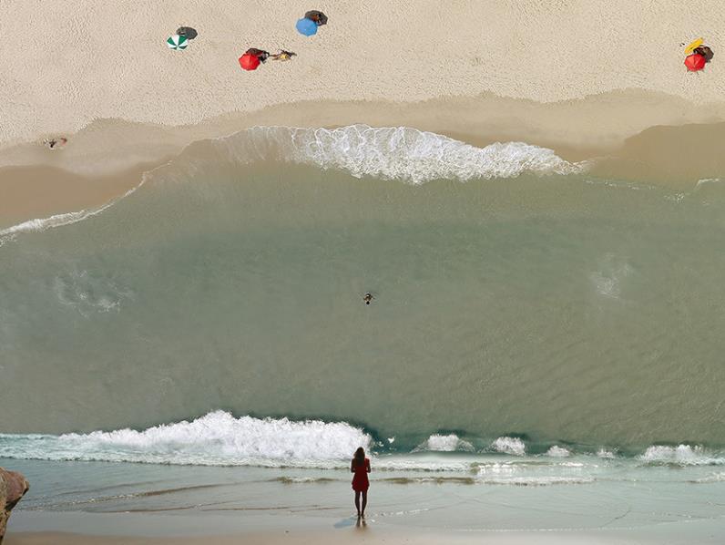 Laurent Rosset é um fotógrafo e arquiteto italiano com um grande talento para manipulação de imagens. Com sua experiência em observação e design, ele usa sua imaginação na hora de editar retratos simples para transformá-los em paisagens hipnóticas que certamente irão te desorientar por alguns segundos.  Usando recursos de montagem e distorção, ele muda ângulos das imagens e força nossa percepção a buscar uma nova compreensão do que já esperamos ver em uma imagem de uma paisagem qualquer.  Alguns retratos lembram muito cenários surreais do filme A Origem, de Christopher Nolan. Para acompanhar o trabalho de Laurent Rosset, siga no Instagram.