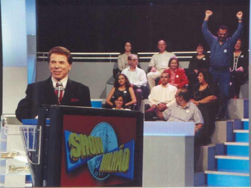 Qualquer coisa que Silvio Santos resolve apresentar, dá certo. Imagine então o 'homem do baú' comandando uma atração de perguntas e respostas cujo prêmio era levar R$ 1 milhão para casa? O 'Show do Milhão' foi um grande sucesso da década passada e virou até jogo de tabuleiro