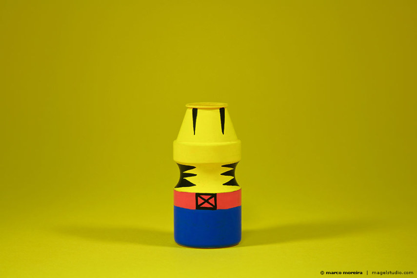 Marco Moreira viu mais do que um gole delicioso nas garrafinhas de Yakult. O designer brasileiro aproveitou as embalagens que iriam parar no lixo para montar um projeto chamado Yakult Parade, que nada mais é uma recriação de diversos personagens importantes da cultura pop nas garrafinhas.  Além de usar as cores certeiras que representam cada personagem, Marco também cria os cenários de acordo com o desenho ou série. No site dele - magelstudio.com.br (tem muita coisa legal lá) -, é possível ver todas as coleções que ele criou, além de outros projetos envolvendo fotografia, tipografia e ilustração.