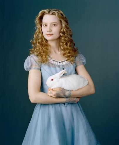 Na versão de Tim Burton, Mia Wasikowska interpretou Alice.