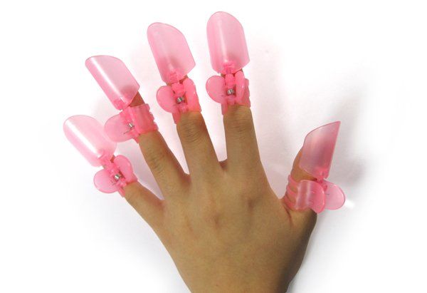   Conhecida também como protetor polonês, as presilhas são ótimas para não estragar o esmalte após a manicure. A presilha no estilo piranha tem uma placa que funciona como um “escudo” contra acidentes  
