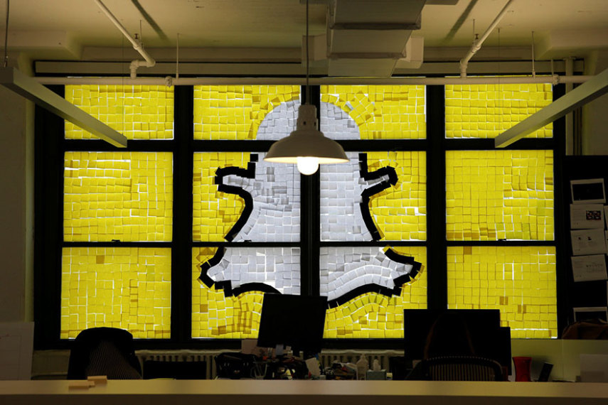 Alguém teve até as manhas de fazer o logo do Snapchat. Haja post-it amarelo