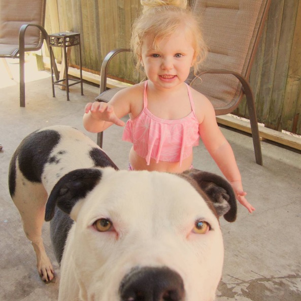 Na mesma época em que Eisleigh nasceu, sua pitbull Clyde também chegou à casa da família. Elas estão crescendo juntas e são a dupla mais fofa do dia