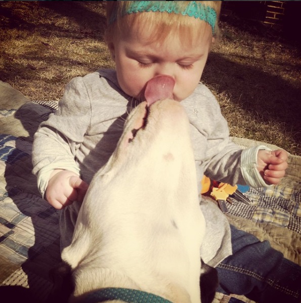 Na mesma época em que Eisleigh nasceu, sua pitbull Clyde também chegou à casa da família. Elas estão crescendo juntas e são a dupla mais fofa do dia