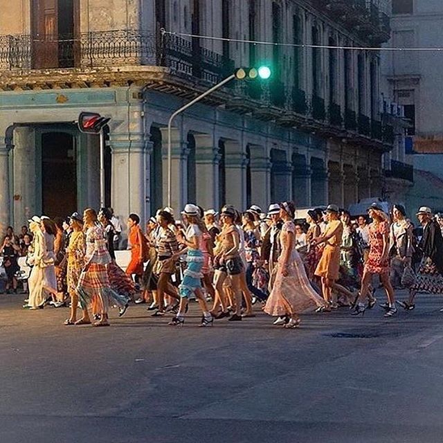 Grife francesa escolheu o país, que não recebia um evento de moda internacional há mais de 50 anos devido ao embargo que sofria contra o regime socialista vigente, para apresentar sua coleção cruise 2017. Além da übermodel brasileira Gisele Bündchen na primeira fila, a passarela ao ar livre reuniu os clássicos da maison com peças mais leves florais e com estampas divertidas. O desfile terminou com show  de conga com a participação das modelos e de músicos locais