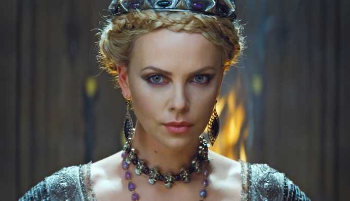 O papel de Rainha Ravenna, a madrasta má, ficou com Charlize Theron.