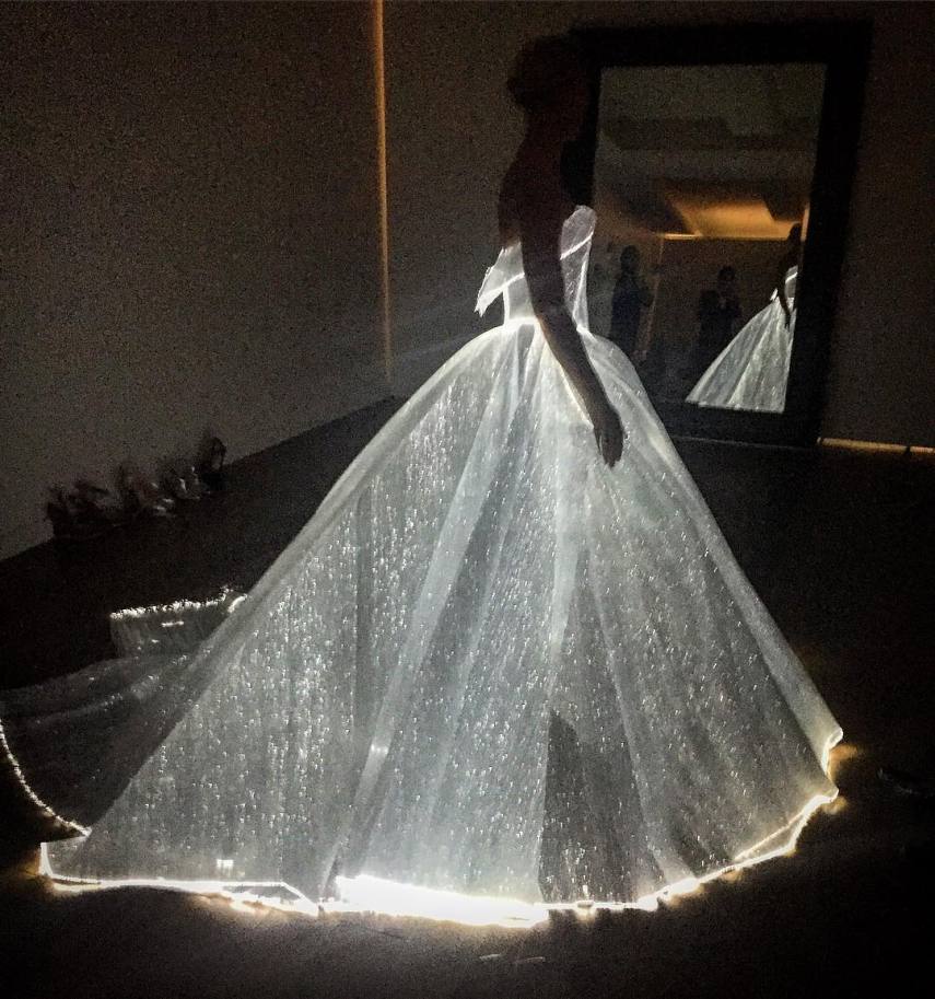 Atriz usou vestido de princesa que acendia no escuro. Peça foi criada pelo estilista Zac Posen para a o baile de gala de Nova York