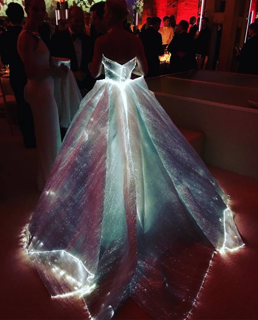 Atriz usou vestido de princesa que acendia no escuro. Peça foi criada pelo estilista Zac Posen para a o baile de gala de Nova York