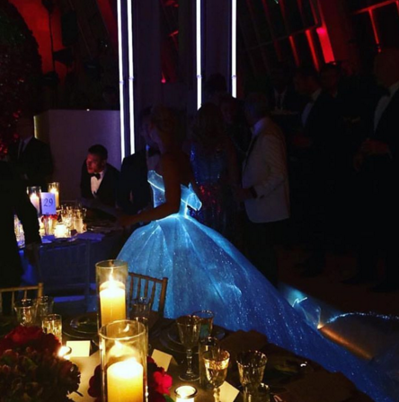 Atriz usou vestido de princesa que acendia no escuro. Peça foi criada pelo estilista Zac Posen para a o baile de gala de Nova York