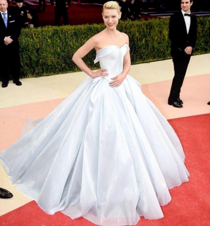 Atriz usou vestido de princesa que acendia no escuro. Peça foi criada pelo estilista Zac Posen para a o baile de gala de Nova York