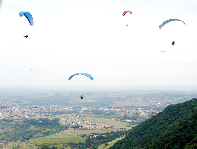 Com cachoeiras de encher os olhos e uma vista de perder o ar do alto da serra de Itaqueri, São Pedro faz a alegria de quem gosta de natureza. A menos de 200km de São Paulo, o destino também é uma das boas opções para quem busca aventura. Voos de balão e de parapente, tirolesa, rapel e trilhas são alguns dos esportes oferecidos aos visitantes.