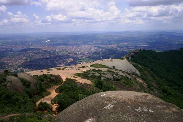 A cidade dos morangos é um destino bem procurado para quem busca natureza e tranquilidade. A menos de 70 km da capital pela rodovia Fernão Dias, Atibaia é um refúgio para quem quer respirar ar puro. A visita à Pedra Grande é um dos principais passeios, com 1,4 mil metros de altitude a vista do topo é fantástica. 