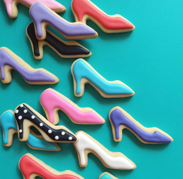 A americana Holly Fox uniu a paixão pelo designer e pela confeitaria e cria biscoitos doces lindos