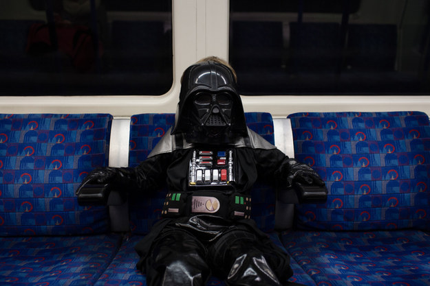 Pai registra as aventuras fofas do filho que se veste como mini Darth Vader