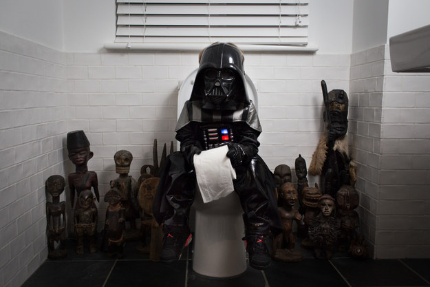 Pai registra as aventuras fofas do filho que se veste como mini Darth Vader